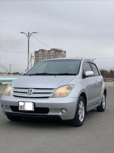 срочно продам авто в связи с переездом: Серебристый хэтчбек Toyota Ist, отличающийся компактными размерами и