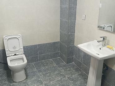 balakende satilan evler: 2 otaqlı mənzil – işıqlı və səliqəli planlama - Geniş qonaq otağı və — 6
