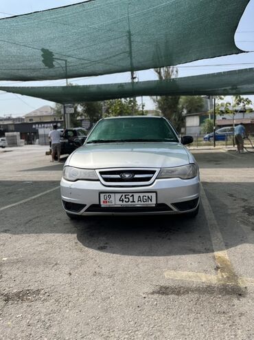 фары для нексии: Классический седан Daewoo Nexia серебристого цвета. Модель оснащена