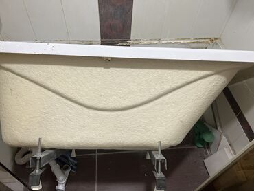 женские белые свитера: Акрил ванна 1,40 размер, состояние отличное