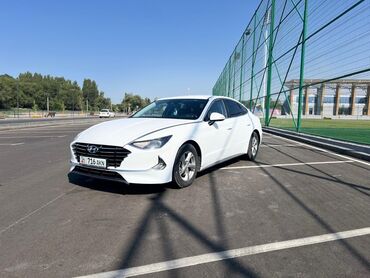 соната ключ: Белый седан Hyundai Sonata с элегантным дизайном. Модель оснащена