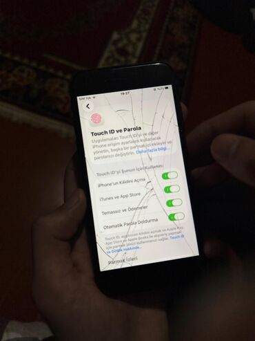 Apple iPhone: IPhone SE 2020, Qara, Qırıq — 9