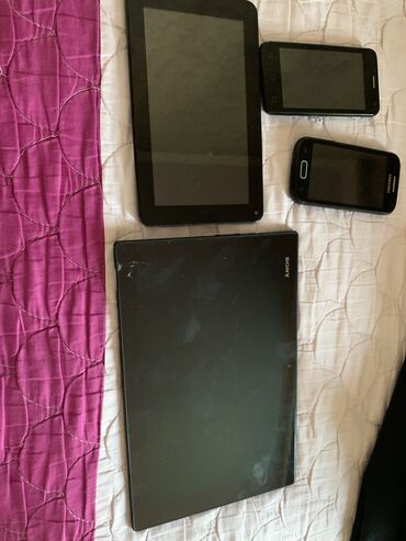 Kohne telefonlardi, xarabdilar, elave olarağ baska kohne telefon, ev
