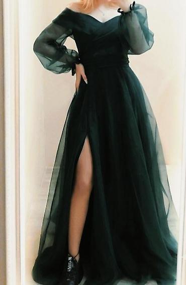 alt geyim: Zərif tünd-yaşıl rəngdə uzun ziyafət geyimi. - Model: A-kəsimli, yerə — 1