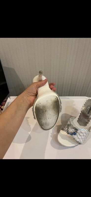 Basanoşka və səndəllər: Balenciaga, Ölçü: 35, rəng - Ağ, İşlənmiş — 10