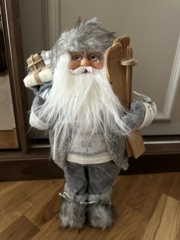 yolka 2021: Yeni il dekoru dəsti - Şaxta Baba fiquru: Boz-ağ rəng tonlarında