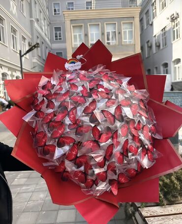 Buket güllər: Qırmızı, çəhrayı və mavi rənglərdə olan bu kəpənək buketləri xüsusi