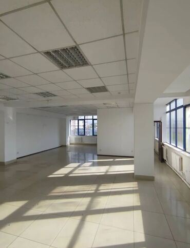 Офисы: Сдаю Офис, 100 м², В бизнес центре, С видом на горы