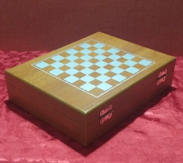 Digər kolleksiyalar: İçki qabı dəsti şahmat lövhəsi ilə birlikdə satılır. Üzərində Alov — 3