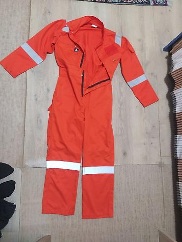 - Ölçü: 50 (EU) / 40 (UK) Boy: 172–180 sm Döş çevrəsi: 98–102 sm Bel