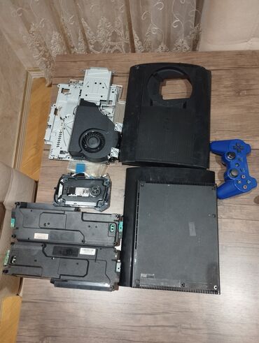 PS3 (Sony PlayStation 3): PlayStation 3 (PS3) konsolu ehtiyat hissələri və bir ədəd mavi rəngli