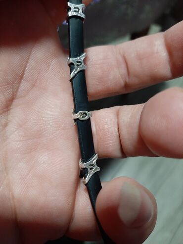 Narukvice: Srebrna narukvica 925 finoce sa gumenom podloskom ima dva slova i — 10