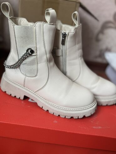 обувь на зиму мужская: Кожаные женские ботинки челси, молочный/айвори цвет. - Высокий берец