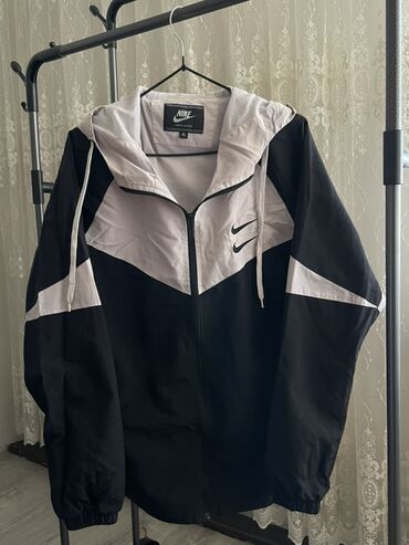 смирительная рубашка: Ветровка Nike Windrunner с капюшоном - Модель: Nike Windrunner