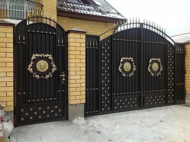 Распашные ворота: Современные уличные ворота и калитки из металлических панелей - Тип — 17