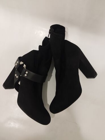 Botinka və botilyonlar: Guess, Ölçü: 37.5, rəng - Qara, İşlənmiş -da lalafo.az — 12 Botinka və botilyonlar: Guess, Ölçü: 37.5, rəng - Qara, İşlənmiş — 12