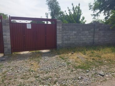 срочно продаю участок газ канализация есть: Үй, 75 кв. м, 4 бөлмө, Менчик ээси, Эски ремонт