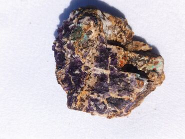 Kristali i minerali: Ovaj prirodni mineralni uzorak prikazuje kombinaciju zemljanih tonova — 7