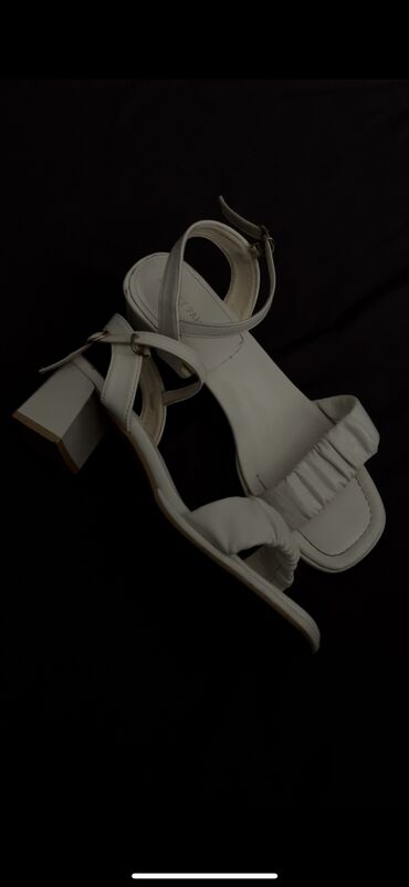 каблук белый: Босоножки, каблуки невысокие белого цвета Размер - 37,38 Надевала