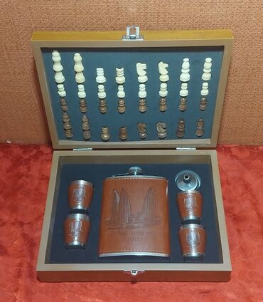 Digər kolleksiyalar: İçki qabı dəsti şahmat lövhəsi ilə birlikdə satılır. Üzərində Alov — 2