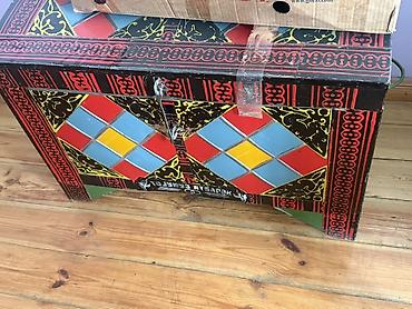 taxt pakrivali: Rəngli naxışlarla bəzədilmiş taxta sandıq/çemodan tipli qutu. - — 1