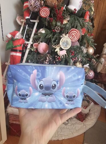 Ostale dečije stvari: Stitch pernica
1600din
Uz pernicu ide jedan sjaj i dve gumice — 2