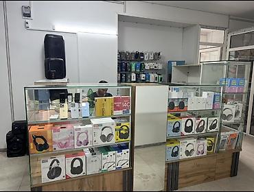 стекло оптом: Продаются стеклянные торговые витрины и товар для магазина аксессуаров — 1