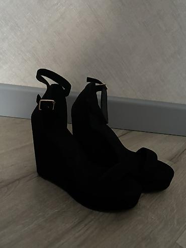 Basanoşka və səndəllər: Qara nabuk material basanoşka. 1defe geyilib,teze kimidi. 39 ölçü.Çox — 2