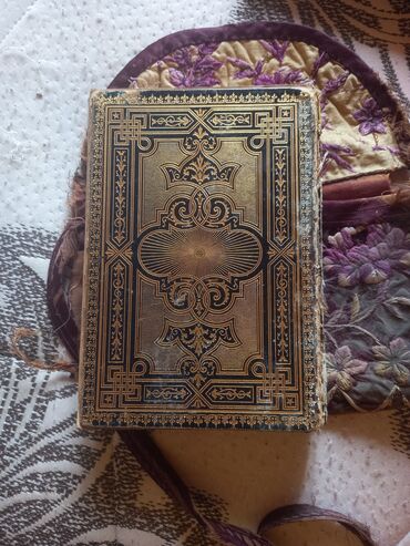Ön qabığı qızılı və qara naxışlarla bəzədilmiş dini kitab. Kitabın
