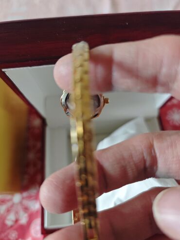 Qol saatları: Hədiyyəlik Qadın qol saatı – qızılı rəng, daş bəzəkli hədiyyə qabında — 9