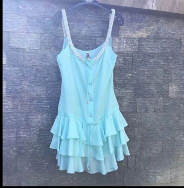 Gündəlik donlar: Платье декольте. Длина выше колена. Бренд: WAGGON (париж). Размер — 7