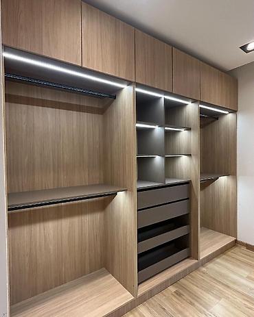Sifarişlə dolablar: Düz dolab, Qonaq otağı üçün, Dəhliz üçün, Yataq otağı üçün, Paltar üçün, Açılan, Korpuslu, 4 qapılı — 3