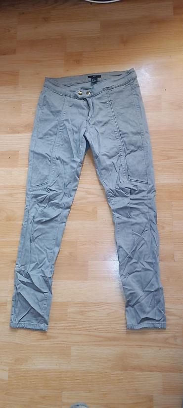 buzz dunk: H&M ženske pantalone – model sa detaljima inspirisanim moto — 1