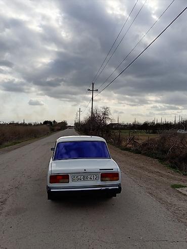 vaz 2115 ehtiyat hisseleri: VAZ 2107 sedan – klassik ağ rəngdə, 4 qapılı, arxa ötürücülü. Xarici — 4