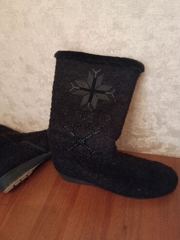 шапка женская из искусственного меха: Угги, 43, UGG, Б/у, цвет - Черный, Самовывоз