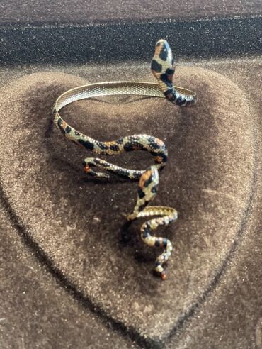 Zərgərlik dəstləri: Dəstə daxildir: Sırğa -da lalafo.az — 7 Zərgərlik dəstləri: Dəstə daxildir: Sırğa — 7