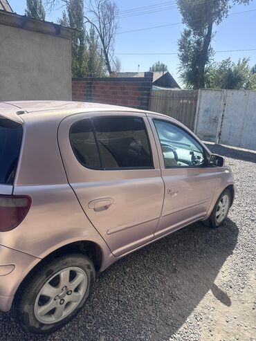 дом на колосах: Toyota Vitz: 2000 г., 1 л, Автомат, Бензин