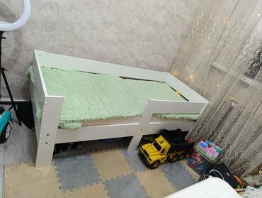 кровать с бортиком: Белая детская кровать с бортиками и низким основанием, разработанная