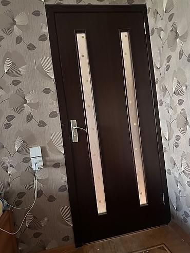 qapi mdf: Mebel qapısı – klassik tünd qəhvəyi rəngdə, dekorativ şüşə panellərlə — 4