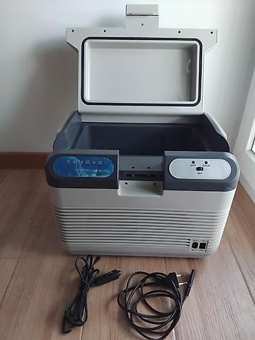 ceo set: Ručni frižider, 12V i 220V
Hladi i greje. 
Kapacitet 12l
Bukvalno nov — 2