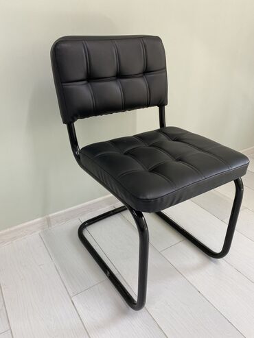 и стулья: Комплект офисной мебели, Стул, цвет - Черный, Новый