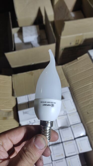 лампочки led: Продаю лампочки (90 сом) на маленький патрон и много разных софитов