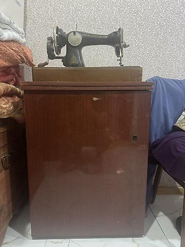 tikis aparati: Antik mexaniki tikiş maşını və şkaf tipli stolu - Klassik, ayaqla — 3