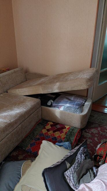 мебель на прихожку: Бурчтук диван, түсү - Саргыч боз, Колдонулган
