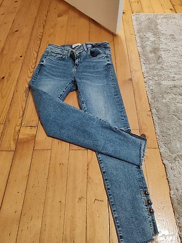 nokte: Zara Ženske skinny farmerke od teksasa u srednje plavom pranju. Model — 1