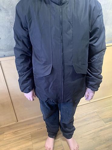 Куртки: Мужская утеплённая куртка, цвет тёмно‑серый/чёрный. Особенности: - — 6