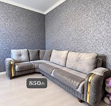 kuc divanlar: Künc divanı – yumşaq parça döşəmə, boz rəng çalarları. Elegant tikiş — 1