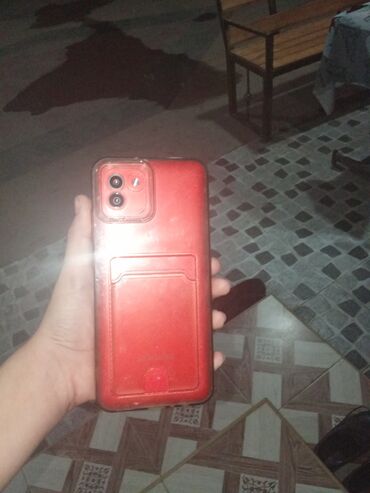 komputerlər ucuz: Telefon qırmızı rəngdə silikon korpusla təchiz olunmuşdur. Korpusun