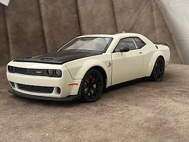 challenger: Metal Dodge Challenger SRT - Korpus: ağ rəng, qara kapot və dam — 5