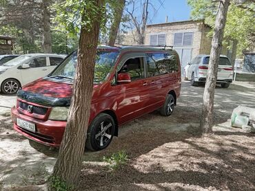 домик на колесах: Красный минивэн Honda Step WGN с черным капотом и багажником на крыше